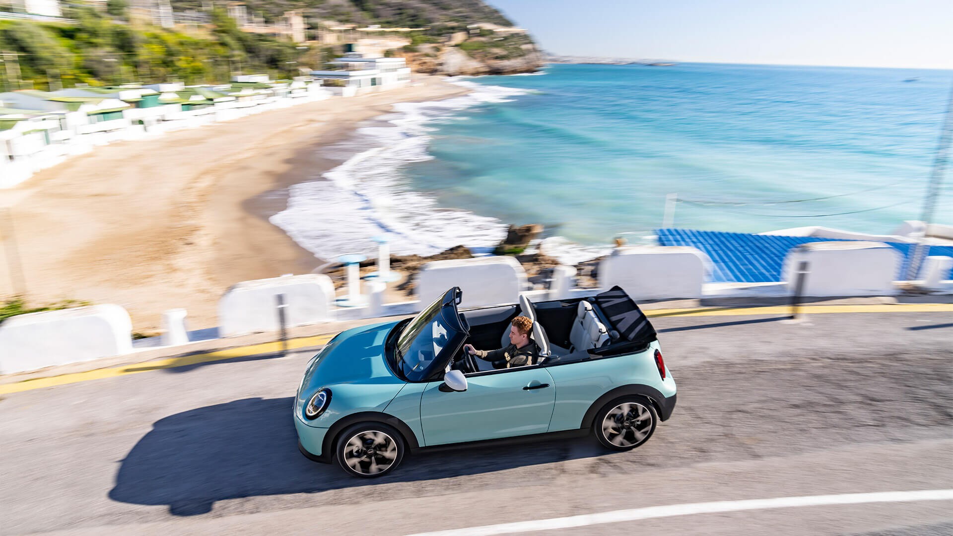 Güneş Açtı, Tavan Açıldı: Yeni MINI Cooper Cabrio Ailesi Şimdi Yollarda. Güneş Açtı, Tavan Açıldı: Yeni MINI Cooper Cabrio Ailesi Şimdi Yollarda.